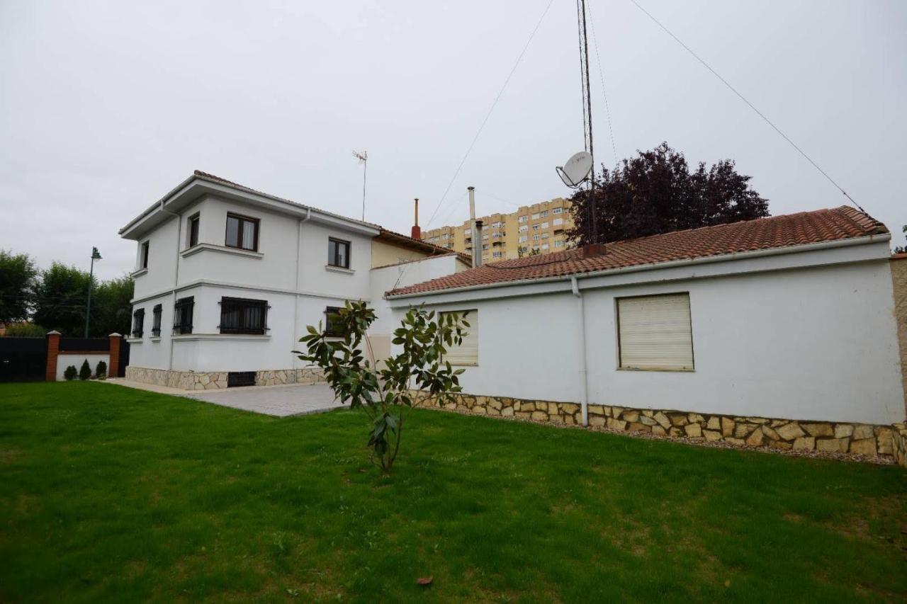 Housing Leon Casa Con Jardin Villa Eksteriør bilde